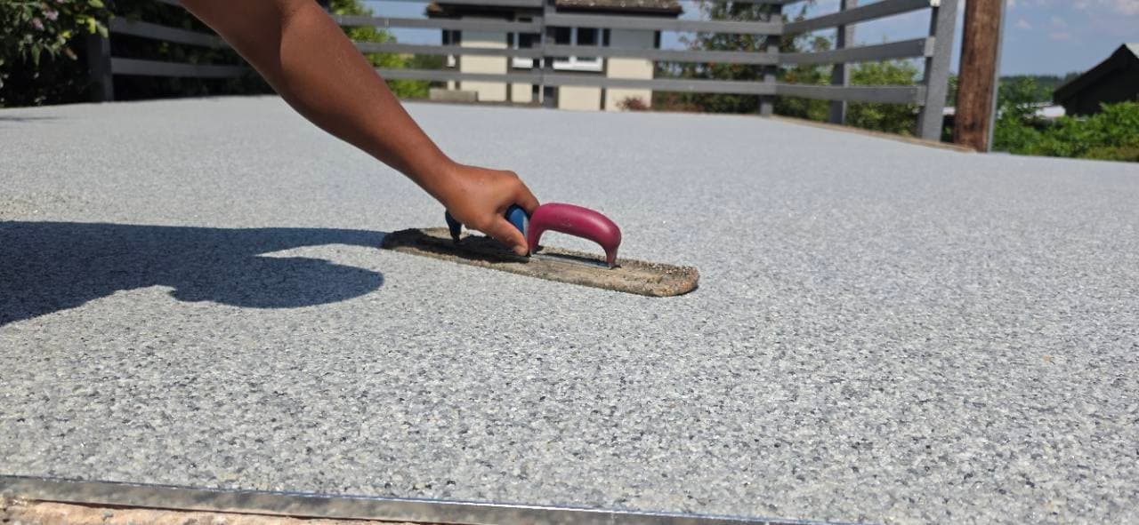 Vuba Poseidon resin driveway in Exeter being hand trowelled