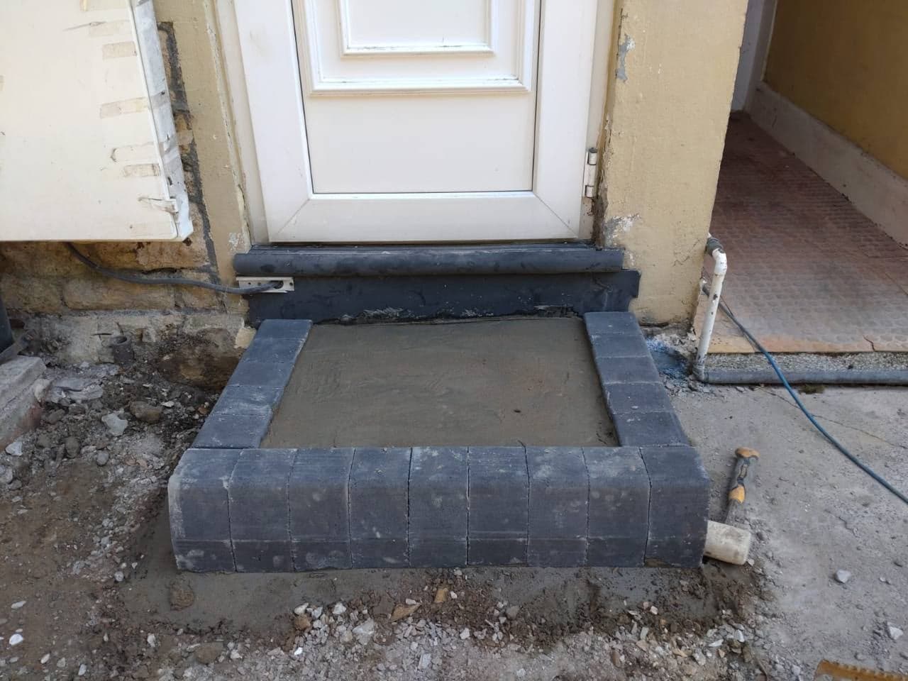 Threshold step and block edging prepared before the resin bound surface is laid