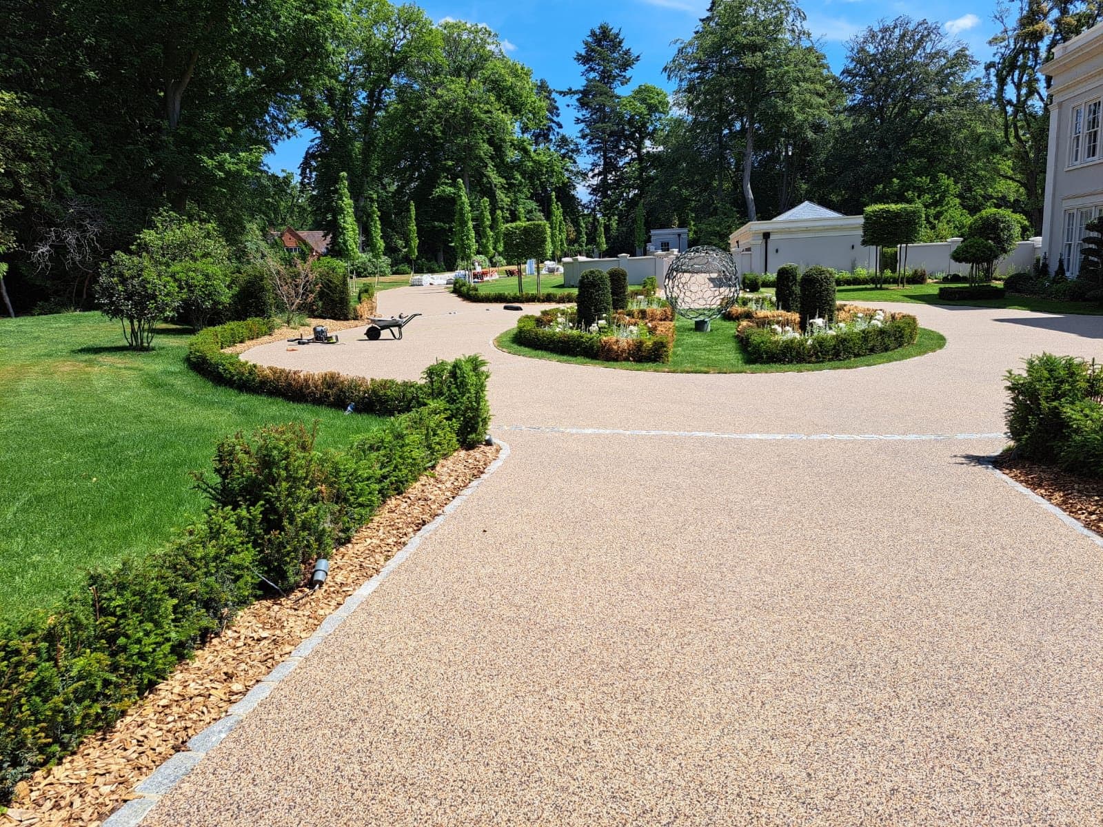 Resin bound estate driveway with circular feature beds