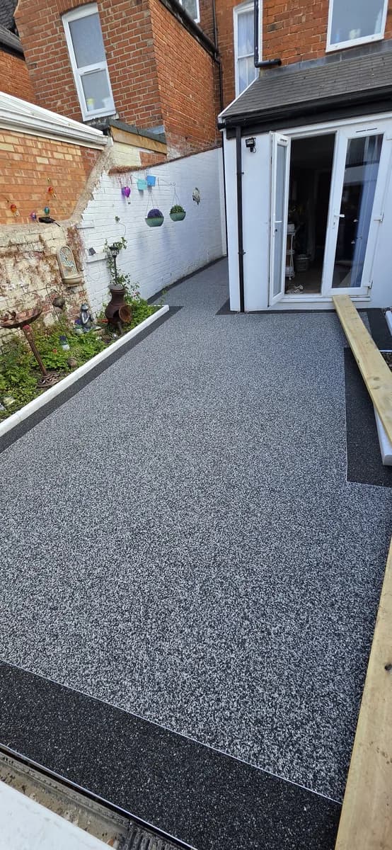 Grey resin bound installation with contrast border