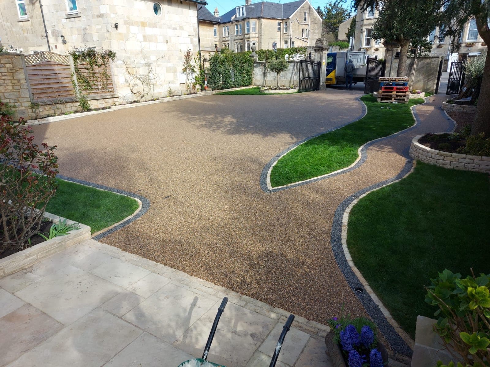 Resin bound driveway with curved lawn borders