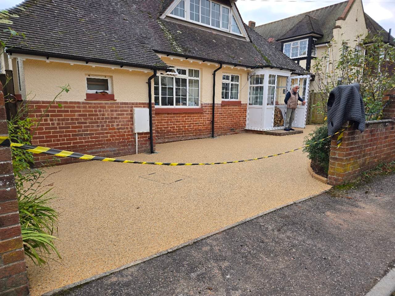 Canberra resin driveway entrance and curved frontage in Tiverton